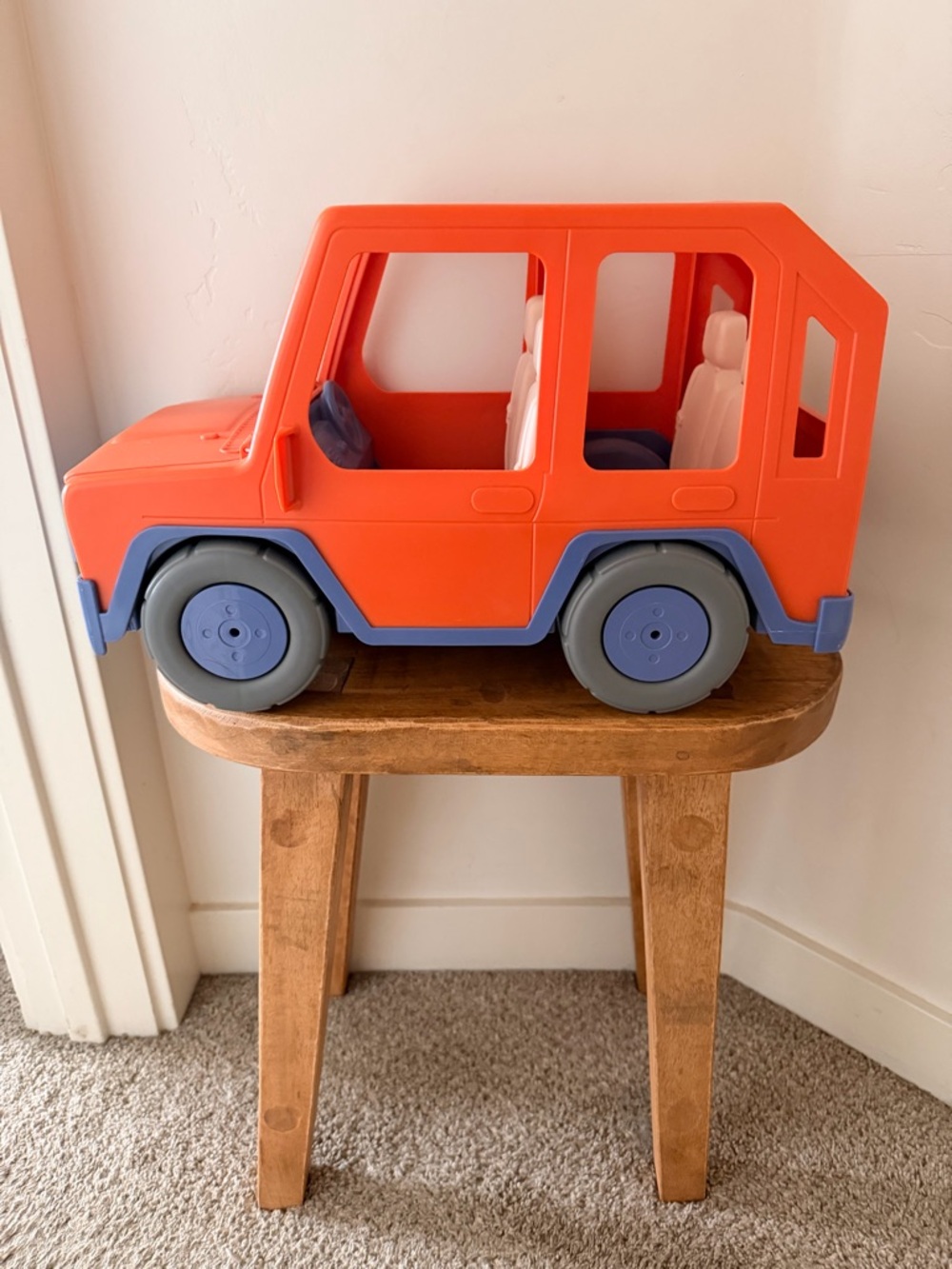 Bluey toy car with 2 plushies